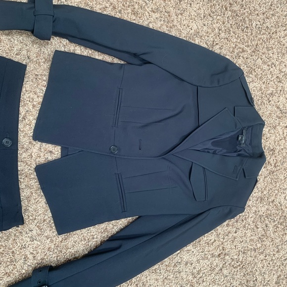 Ann Taylor Two Piece Suit. Size 2. Navy - Picture 2 of 4